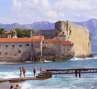 На черногорском побережье готово более 600 пляжей
