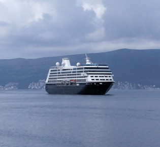 Три круизных лайнера с более чем 6.5 тысячами пассажиров зашли в порт Котор